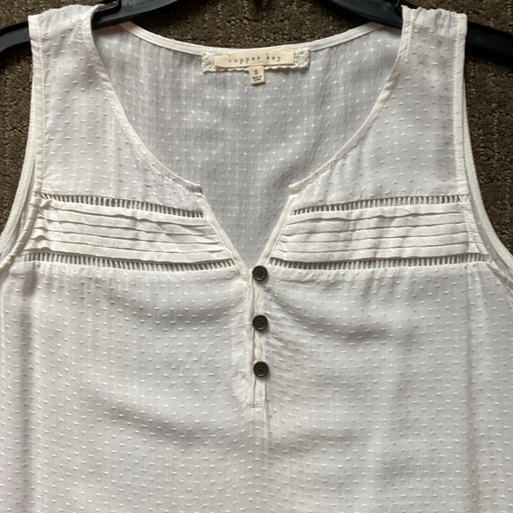 Women’s sleeveless, lightweight blouse with fun front detailing. Size small. New - Picture 3 of 7